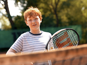 Kinder können bereits ab vier Jahren mit dem Tennis-Training beginnen.