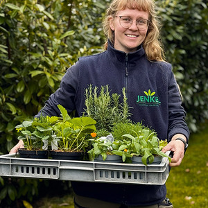 Frische Kräuter und Gemüse für Ihr Beet! Jenkels Kräuterexpertin Lana Siemion weiß genau, worauf es ankommt.