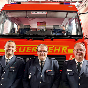 Wehrführer-Vertreter John Goerling (l.), Wehrführer Timo Obertop, Bereichsführer Walddörfer Henning Heidmann