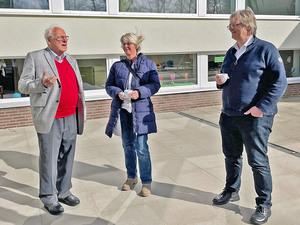 Hinni Jürjens (l.), Kirsten Röder und Bezirksamtsleiter Thomas Ritzenhoff