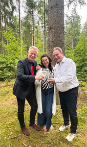 Barbara und Ingo Blunck mit Thomas Staub im Wald.